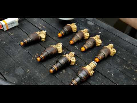 Fuel injector location in the Porsche 944 S2