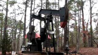 preview picture of video 'Oil Well Near New London, Texas'