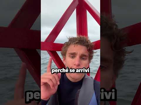 Questo OGGETTO ROSSO nel MARE è INQUIETANTE #shorts