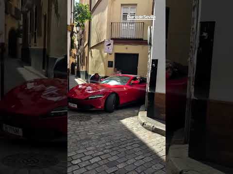 Un coche de lujo alquilado se queda encajado en el centro de Sevilla