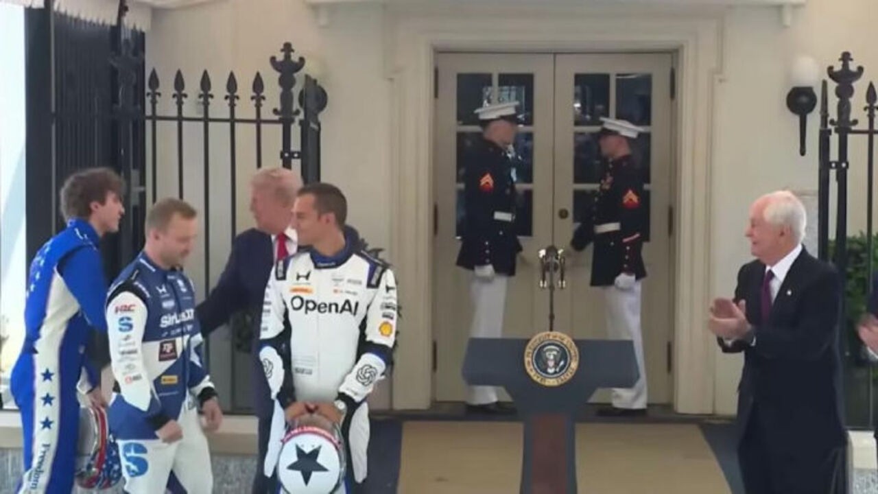 Trump balla 'Eyes of the Tiger' accanto ai piloti di Indycar alla Casa Bianca