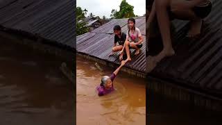 Download lagu Suasana terjebak diatas atap saat banjir bandang#s mp3 Download lagu Suasana terjebak diatas atap saat banjir bandang#s mp3