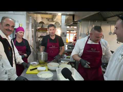 5. În bucătărie - Cristina Șincai, Traian Igaș, Aurel Tamaș, Radu Ciordaș