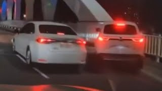【車禍影片】好問題，你們說那台頭又大是低X兒嗎？（2025.12.05 高雄市前鎮區海邦橋
