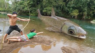 Primitive Daily Life: Smart Primitive Survival Couple Unique Fishing A Bow Catch Big Fish At River video