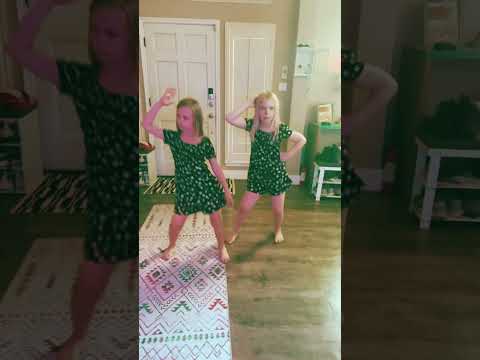 #dance #girls #kids #SISTERS #bounce when she walk. Please subscribe🦋