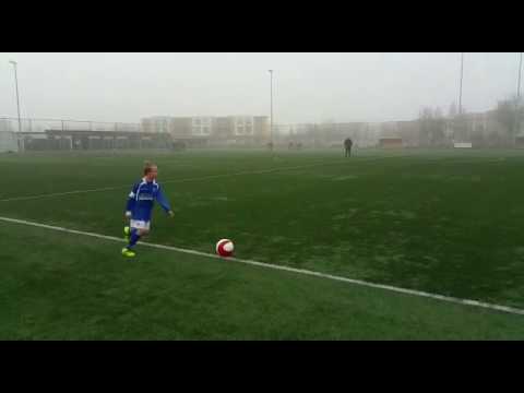 Dain neemt de corner en Jelle schiet hem prachtig over de keeper voor bsv Boeimeer U10 1