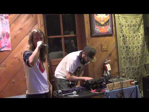 Alais Clay Ft. Johnny Verbal - The Radio (Live)