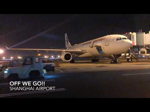 Experiência de lounge em classe executiva no Aeroporto de Shanghai Pudong, partida doméstica e viagem de ônibus para aeronave