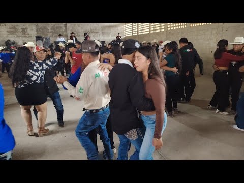 EN LAS FLORES SAN CARLOS ALZATATE ASI SE DISFRUTO EL BAILE 