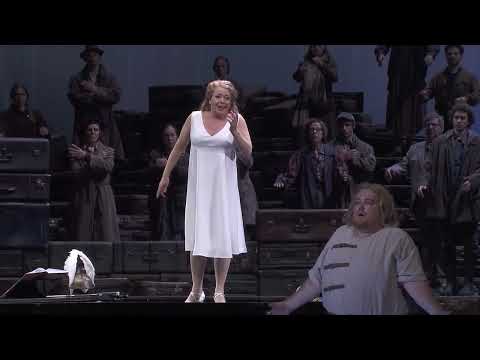 Προωθητικό βίντεο της Deutsche Oper Berlin για την τετραλογία Der Ring des Nibelungen [Το δαχτυλίδι του Νίμπελουνγκ] του Richard Wagner [Ρίχαρντ Βάγκνερ], σε σκηνοθεσία Stefan Herheim [Στέφαν Χέρχαϊμ] και μουσική διεύθυνση Sir Donald Runnicles [Σερ Ντόναλντ Ράνικλς] (2020-2021). Το βαγκνερικό ολοτέχνημα, πρότυπο της διακαλλιτεχνικότητας στον 19ο αιώνα, εδώ αναστοχάζεται τον εαυτό του: η παράσταση ανοίγει με ένα πιάνο σε άδεια σκηνή, από τον πρώτο φθόγγο του οποίου αναδύεται ολόκληρος ο σκηνικός κόσμος.
