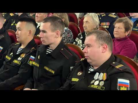 Олег Кожемяко вручил награды приморским военным.