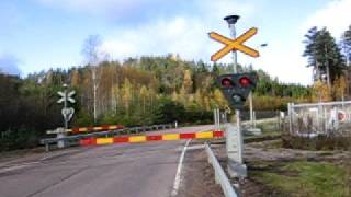 preview picture of video 'Otso 4DD + 5 wagons passed passed Tehtaantie level crossing'