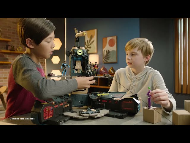 Vídeo relacionado con DC Batman, Set de Juego de Batimóvil Transformable, Set de Juego de Batman 2 en 1 con Figura inédita de Batman y Batglider, Luces y Sonidos, Juguetes para niños y niñas a Partir de 4 años