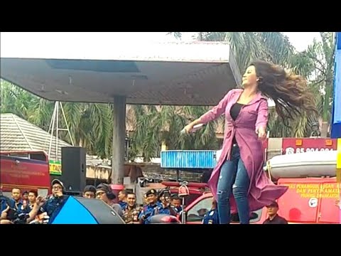 Goyang ngebor nita talia turun panggung joget bareng dengan anggota pemadam kebakaran jis