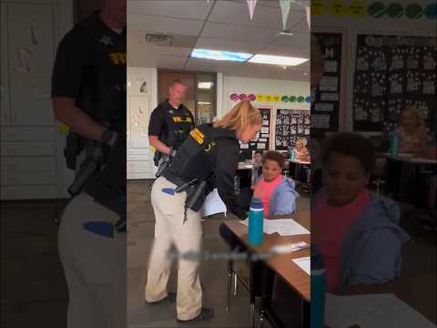 Os policiais multaram ela por falar 67