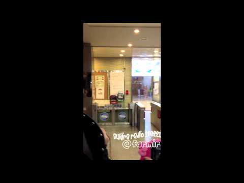 [FANCAM] 130221 SHINee Onew waves goodbye @ Sukira