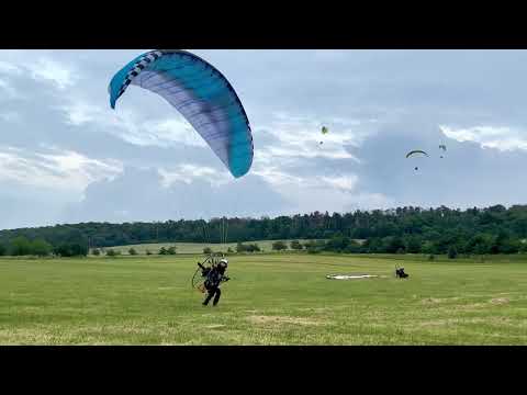 APCO AVIATION F3 - Motorschirm start mit Atom 80 und Apco F3 - Pilotin direkt nach der Schulung