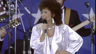 Loretta Lynn - You Ain&#39;t Woman Enough (To Take My Man) (Live at Farm Aid 1985)