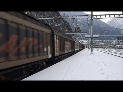 Bahnverkehr in Erstfeld am 18.12.10 - "Der neue Captrain Güterzug"