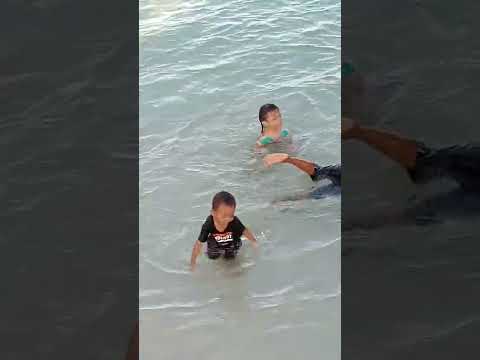 kakak afifah lagi menikmati berenang,,dipantai derawan