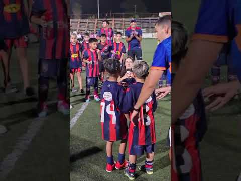 Los niños disfrutando de la premiación del Mundialito infantil General Roca Río Negro. Matias Peche
