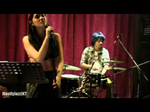 Monita Tahalea ft. Indra Lesmana - Shape of My Heart @ Mostly Jazz 24/10/13 [HD]