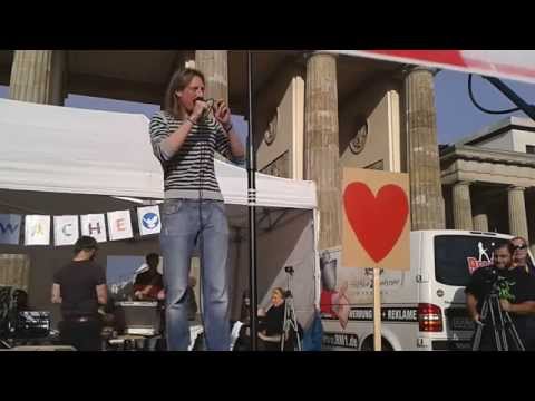 Lars Mährholz auf der Mahnwache am Brandenburger Tor in Berlin am 02.06.14