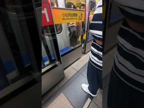 就是有人特別心急，車門未開就挪腳，下車的人還没清空，又步步前挪卡位；小動作往往透露內心秘密，焦慮#impatient