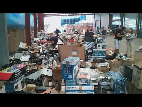 EEVblog #927 - Insane Jaycar Dumpster Sale!