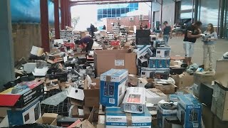 EEVblog #927 - Insane Jaycar Dumpster Sale!