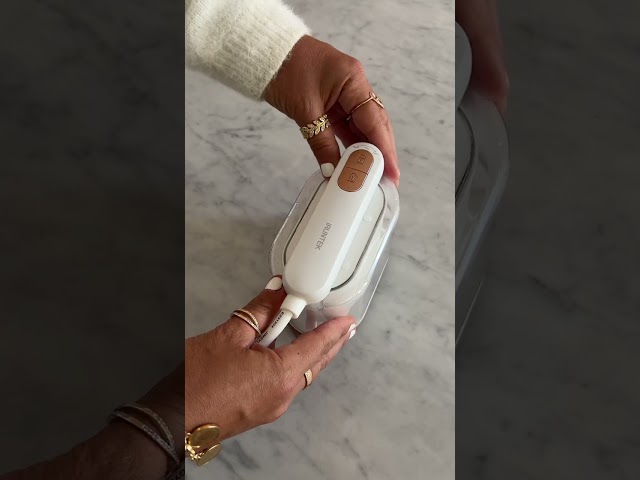 Vídeo relacionado con Clothes Steamer - Fast Heating Electric Iron, 220v Reusable Travel Supplies | Costume Maintenance for Dorm Room, Home, Studio