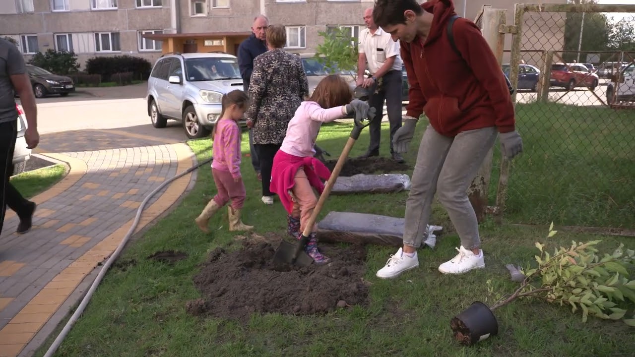 Koku stādīšanas talka Celtnieku ielā 18