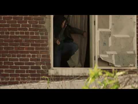 TWD: World Beyond (S01E06) - Iris Falls Into A Dumpster