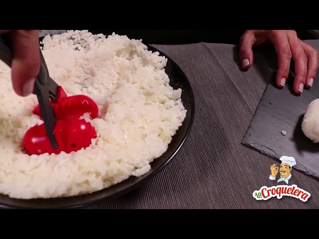 Vídeo relacionado con La Croquetera Color Naranja Multiuso con 4 moldes Intercambiables para masas-para croquetas, albóndigas, Bolas, sushi-100% español : Patentado y Fabricado en España, 1 utensilio