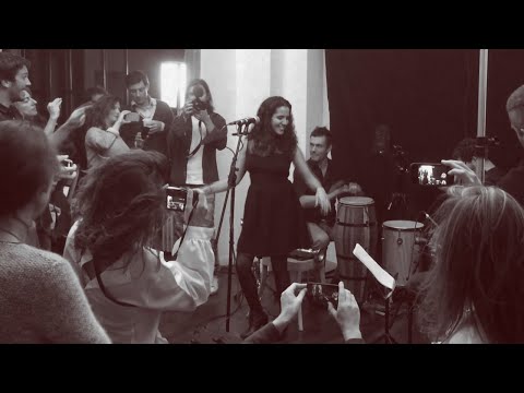 O Que É que a Baiana Tem? Live in Ménilmontant, Paris by Samba com Polo