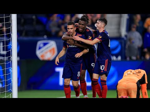 What a ROCKET! Luka Stojanović sends it to the back of the net