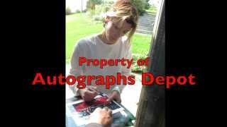 Ferris Bueller actress Mia Sara signing autographs in Los Angeles (2014)