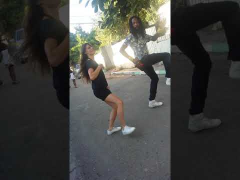 Hold a vibe in Kingston / Dancehall