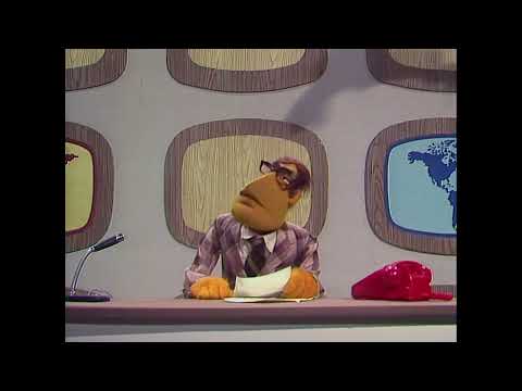 The Muppet Show - 410: Kenny Rogers - News Flash: Hospital Beds (1979)