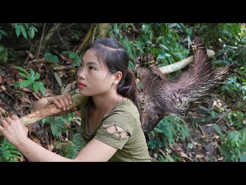 Follow the tracks of wild animals, with many sharp spikes, build a new shelter, survival alone