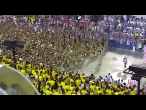 Paradinha dá bateria da Mangueira 2017