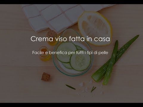 Automassaggio cosmetico antico della persona Che coprire cerchi marroni intorno a occhi con