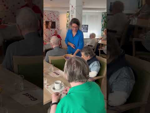 Senioren spielen gemeinsam beim Sommerfest in der Tagespflege Leipzig-Stötteritz – abwechslungsreiche Aktivitäten mit Freude und Bewegung beim M&M Pflegedienst Leipzig