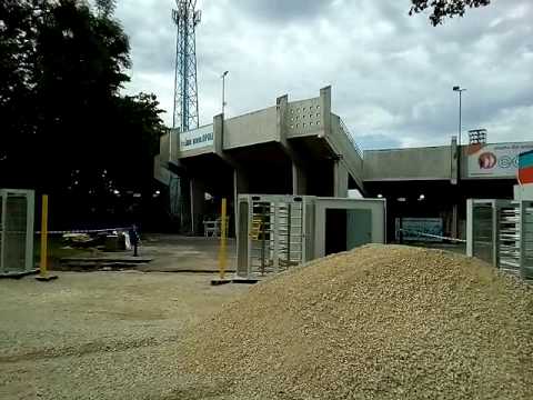 Montaż kontenerów kasowych na stadionie Odry Opole - www.historia-odry.opole.pl
