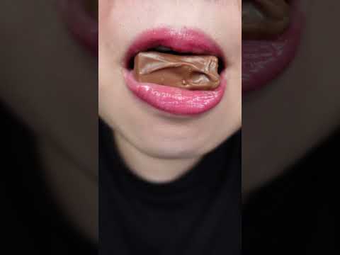ASMR GOLD SNICKERS MINI CHOCOLATE BAR SATISFYING CLOSE UP MOUTH EATING SOUNDS MUKBANG #Shorts