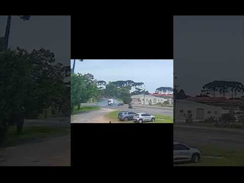 Câmera flagra colisão entre caminhão e camionete na BR-476 em Araucária