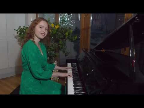 Sara Bareilles, Love Is Christmas - Julia Tołwińska