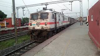 preview picture of video '12423 Dibrugarh to New Delhi Rajdhani Express at Naugachia railway station'
