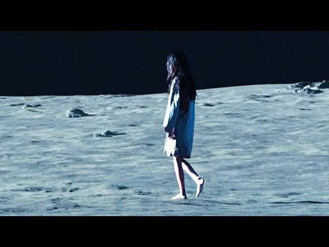 Власти Земли ведут охоту на девочку живущую на Луне, чтобы спасти 7.5 миллиардов человек